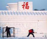 哈爾濱：太陽島雪博會(huì)雪雕“整容補(bǔ)妝”