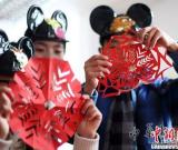 南京流動(dòng)兒童學(xué)傳統(tǒng)手藝傳遞幸福