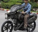 泰藝術家用舊零件自制怪獸電單車 霸氣十足