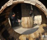 趕制傳統(tǒng)大鼓迎新春