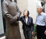 凝望徐悲鴻（圖）