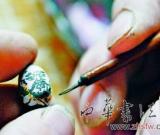 山東鄉(xiāng)土藝人在蓮子上畫(huà)108個(gè)水滸人物