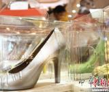 巧克力制作“甜美”高跟鞋亮相南京