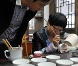 “雞缸杯”熱銷景德鎮(zhèn) 圖