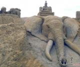 英夫婦環(huán)游世界同時(shí)創(chuàng)作巨型沙雕