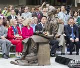 加拿大多倫多大學(xué)立銅像紀(jì)念白求恩 組圖