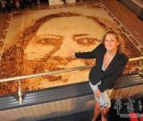 英女子用面包拼婆婆畫(huà)像