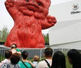 大黃鴨之父新作“大粉貓”吸引游客