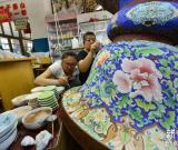北京琺瑯廠打造4米高景泰藍(lán)花鳥大瓶 組圖