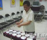 盲伯用瓷碗奏樂曲 到處淘碗制“碗琴” 圖