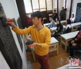 蘇州小學(xué)師生拓印古詩詞 感受傳統(tǒng)拓碑技藝