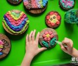 紙漿作畫 環(huán)保時尚 組圖