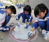 “井蓋畫(huà)”扮靚校園 組圖