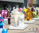 沈陽(yáng)街頭現(xiàn)多彩“大象陣” 圖