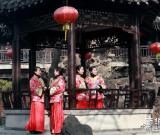 江蘇揚(yáng)州個(gè)園導(dǎo)游換新裝