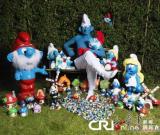 英國男子收藏1200個(gè)藍(lán)精靈 破紀(jì)錄