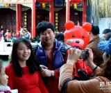 濟(jì)南趵突泉迎春花燈會游人如織