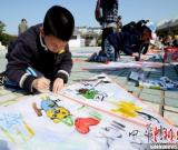 蘇州小朋友放飛手繪風(fēng)箏擁抱春天