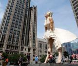 8米高性感夢(mèng)露塑像亮相芝加哥街頭(組圖)