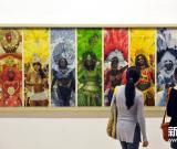 張頌?zāi)嫌彤嬚乖诰╅_幕 圖