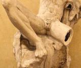 意大利著名雕像慘遭斷腿:系學(xué)生攀爬拍照所致