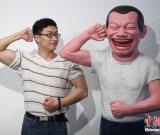 中國(guó)當(dāng)代藝術(shù)家岳敏君“大臉畫”亮相南京