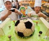 “世界杯足球”蛋糕惹人眼 組圖