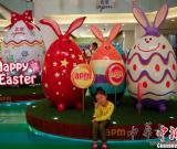 北京街頭現(xiàn)卡通彩蛋迎復(fù)活節(jié)