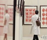 剪紙刻畫(huà)兩岸風(fēng)情 圖