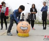 大學(xué)生做創(chuàng)意校園涂鴉 石墩變“萌寵” 組圖