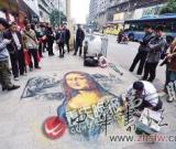 獨(dú)腿男子街頭畫蒙娜麗莎 能力超許多美院學(xué)生