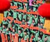 小學(xué)生書寫春聯(lián)送祝福