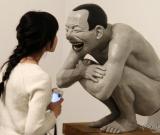 中國當(dāng)代畫家岳敏君“大臉畫”亮相南京