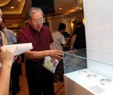 百件湘繡湘瓷藝術(shù)精品亮相香江 圖