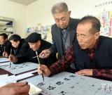 河北文安:78歲老人創(chuàng)辦農(nóng)家學(xué)社義務(wù)教書法 圖