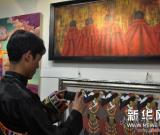西藏本土藝術(shù)家展出精品畫(huà)作 圖
