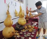 葫蘆上烙出美麗圖畫