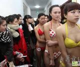 直擊2011藝考現(xiàn)場(chǎng)：女生著三點(diǎn)考中戲，北影 被凍得瑟瑟發(fā)抖