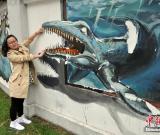 哈爾濱大學(xué)生創(chuàng)意涂鴉墻迎接“畢業(yè)季” 組圖