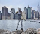 紐約藝術(shù)家在地標(biāo)建筑前展示隱身人體藝術(shù)