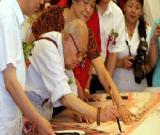 “牽手同心”迎特奧華夏書畫巡展 婁師白昨開筆留墨