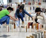 南京舉行“圖書多米諾骨牌”活動 組圖