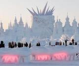 太陽(yáng)島雪博會(huì)巨型主塑“綻放”異彩 圖