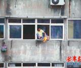 青島：高壓水槍10秒噴服輕生男