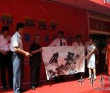 張繼馨向舟曲災區(qū)人民捐贈作品